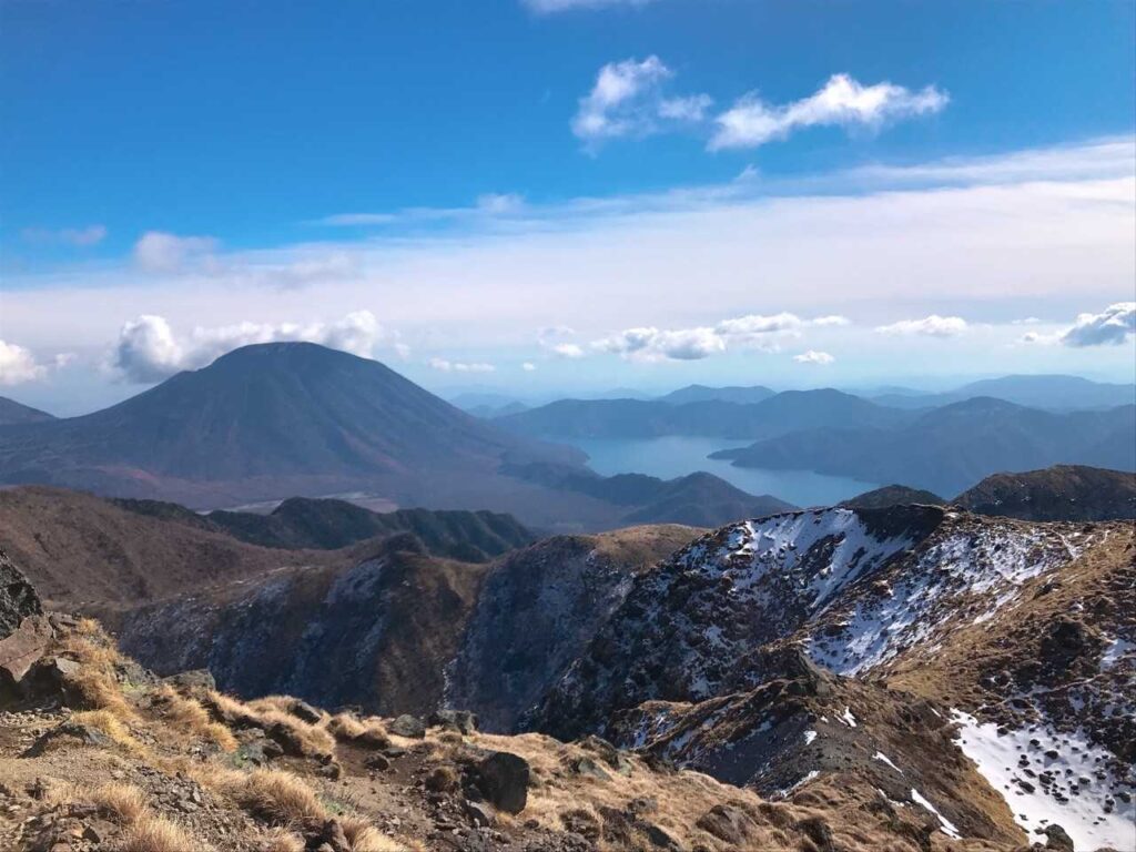 山頂から男体山と中禅寺湖を望む