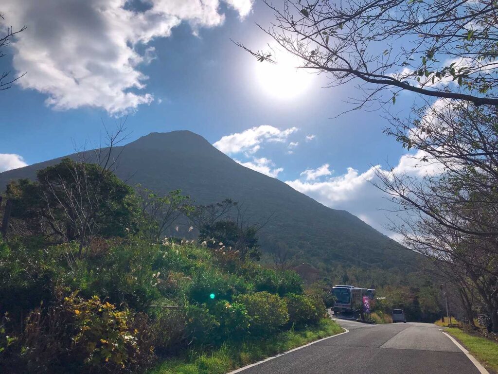 下山途中から見た開聞岳