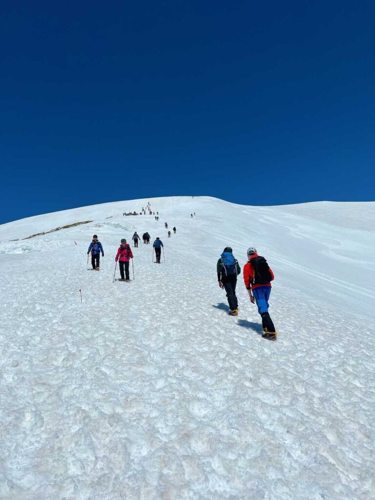 続々と登ってくる登山者たち