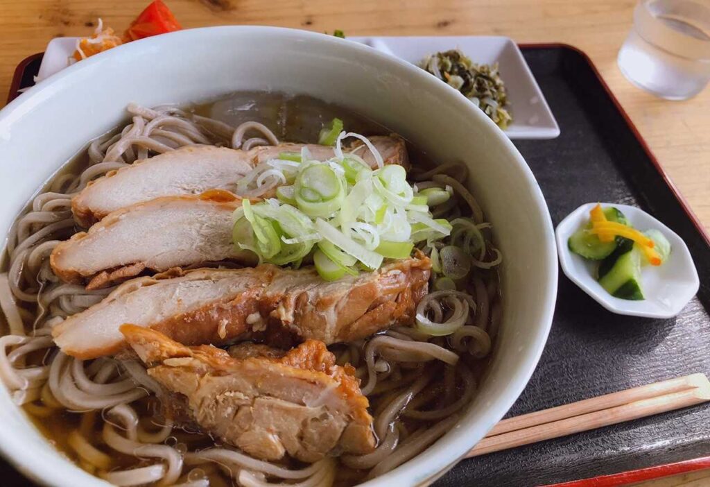 帰りに冷や肉そばをいただいた