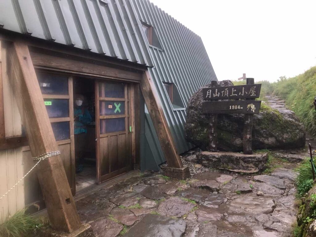 頂上小屋でレインウェアを装着