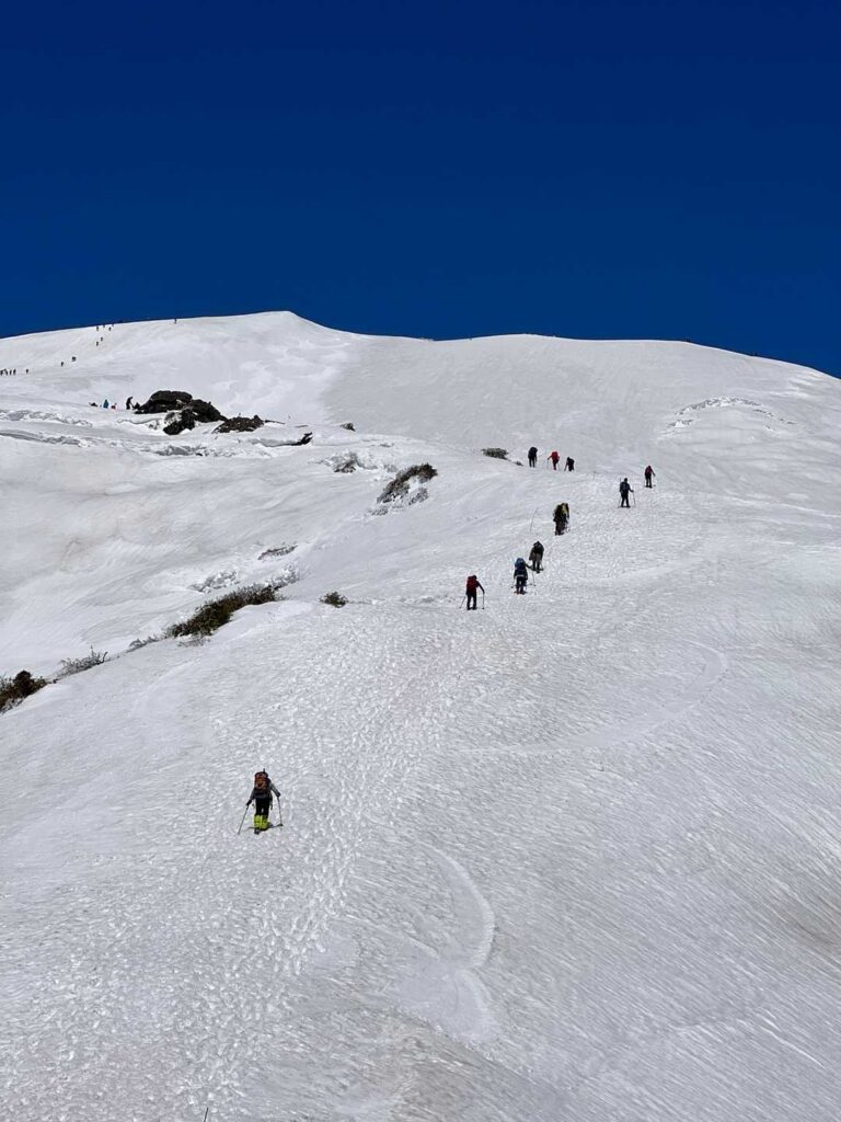 天気がいいから人も多い