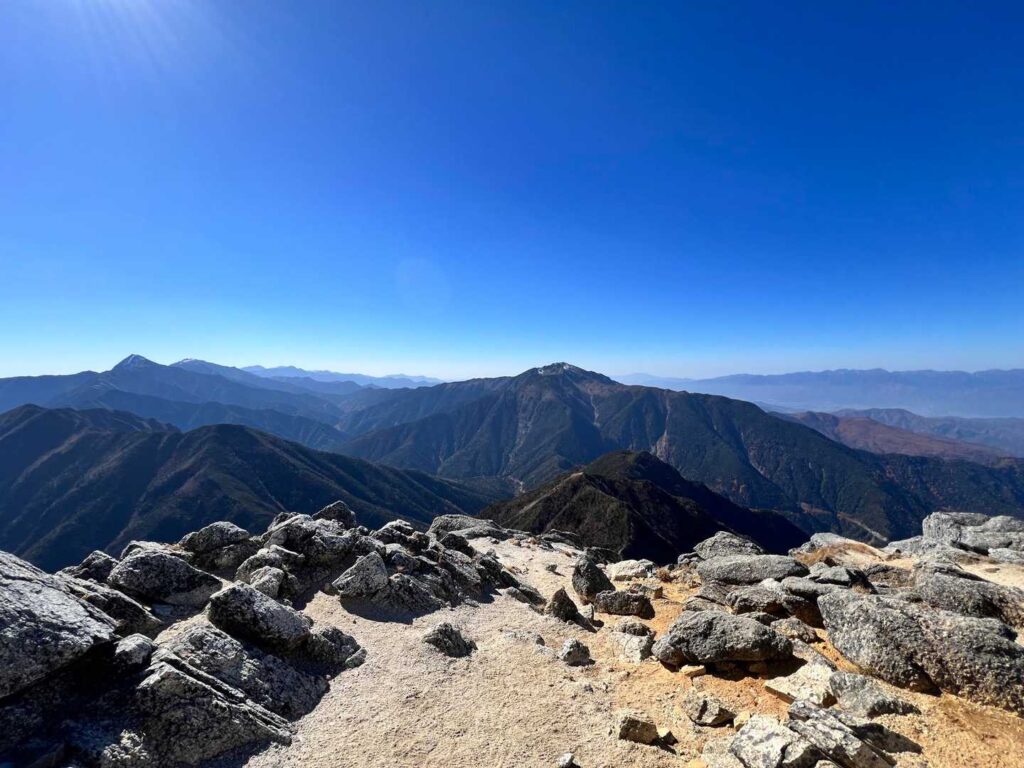 山頂で自分を褒めたたえる
