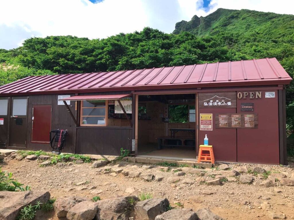 山頂手前の山小屋