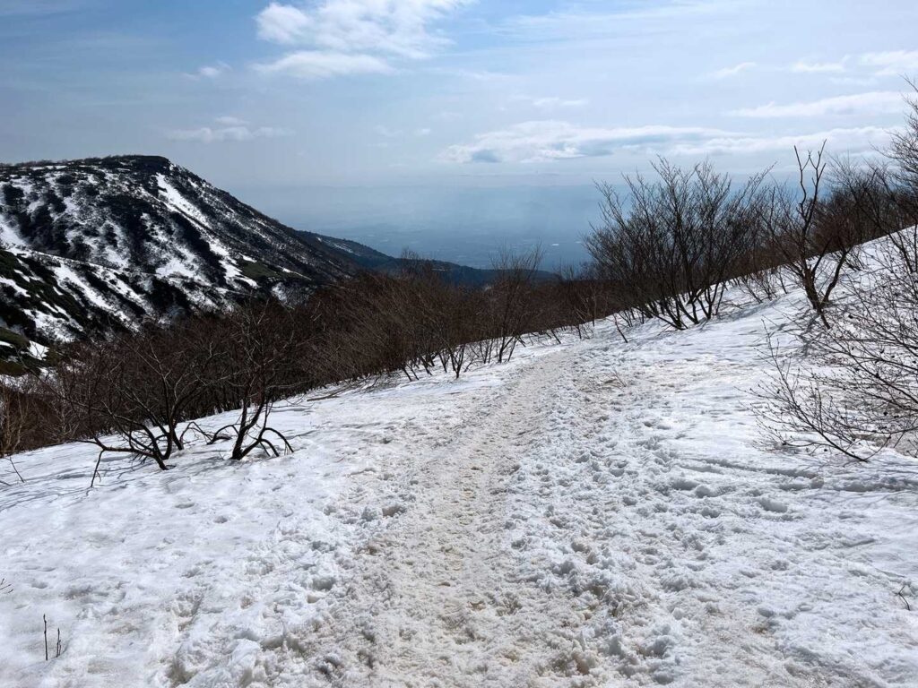 緩んだ雪の下山路