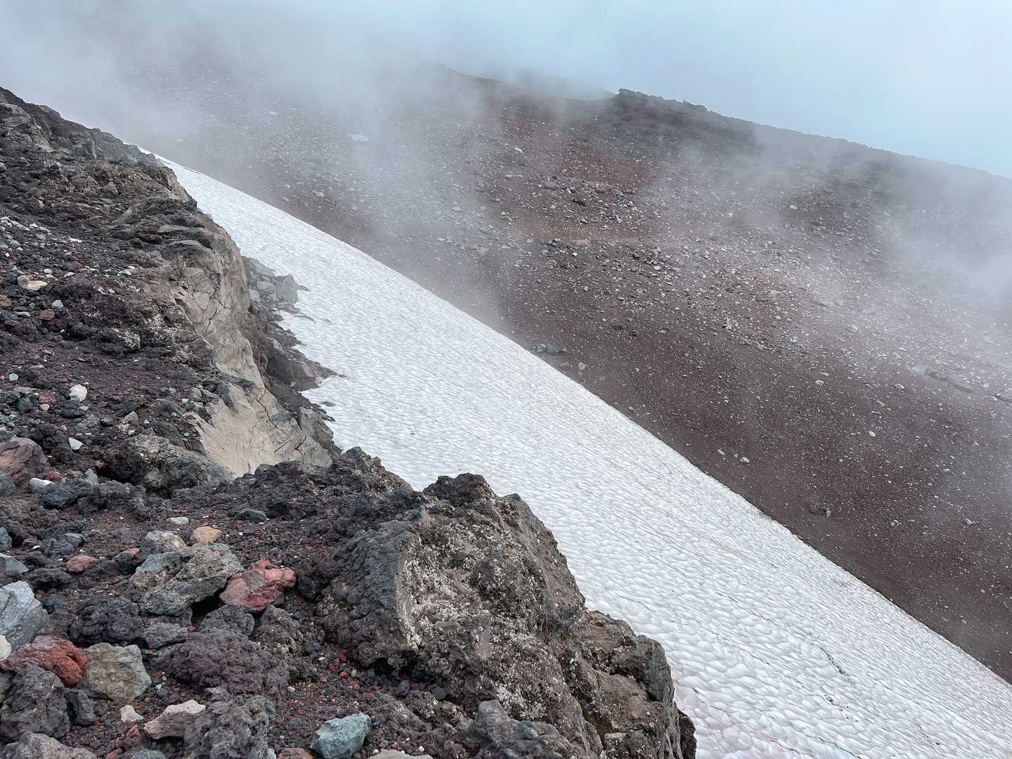 残雪が残る登山道
