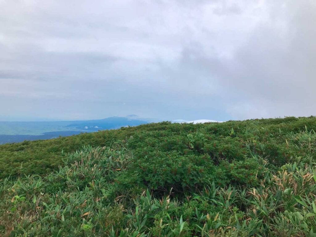 下山すると雨が止み、遠くに鳥海山