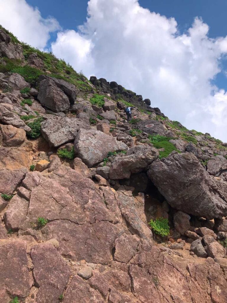 ゴロゴロの岩場