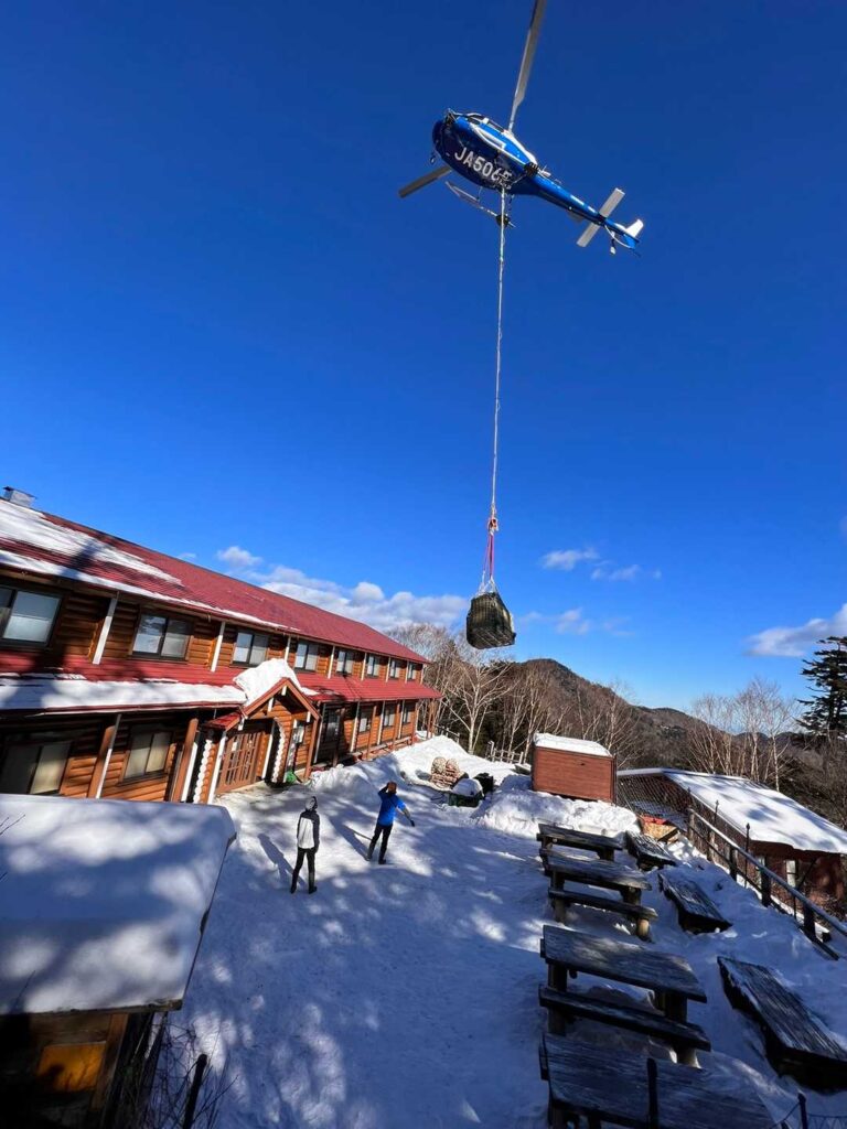 雲取山荘とヘリコプター