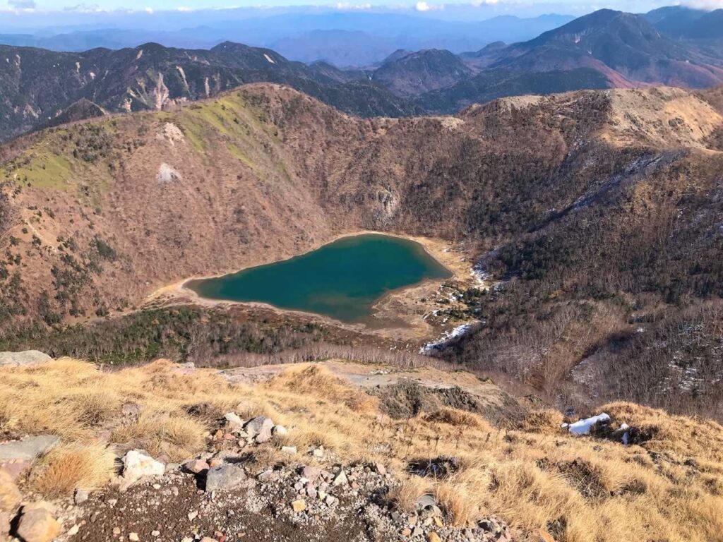 山頂から五色沼を見下ろす