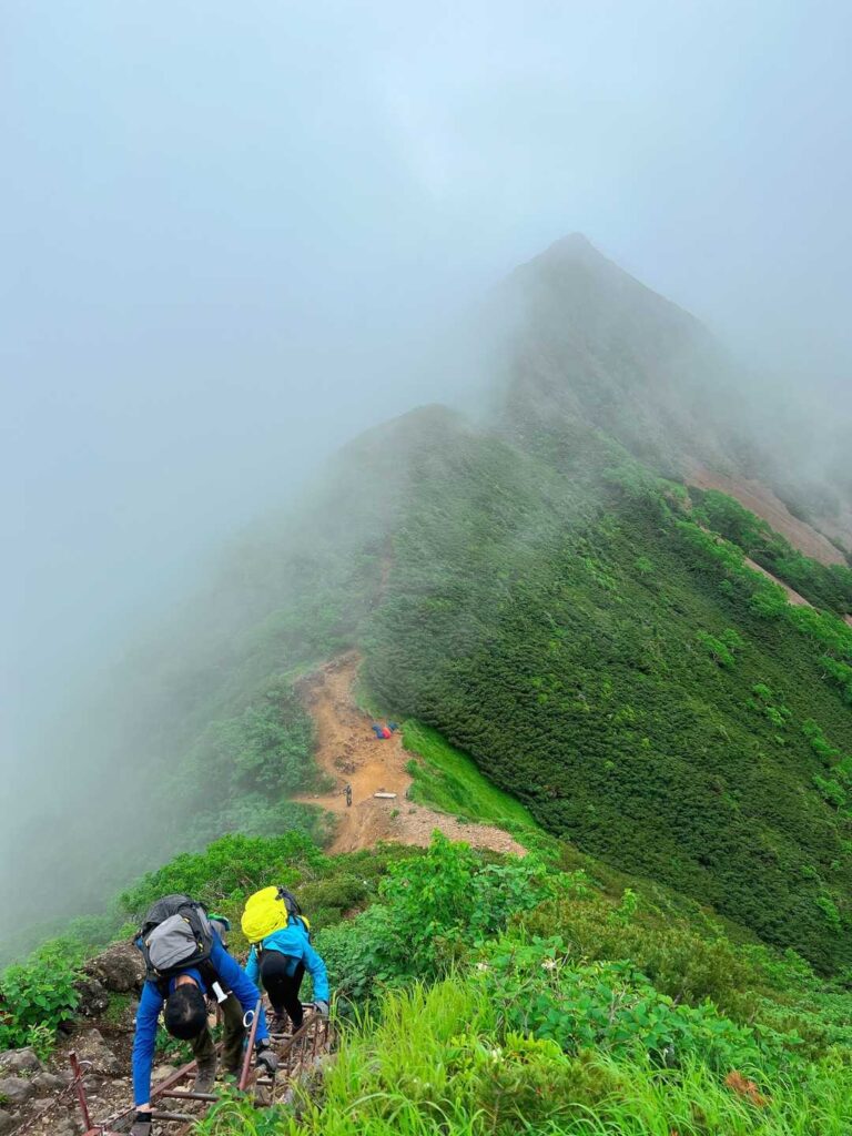 阿弥陀岳の下り。落石注意