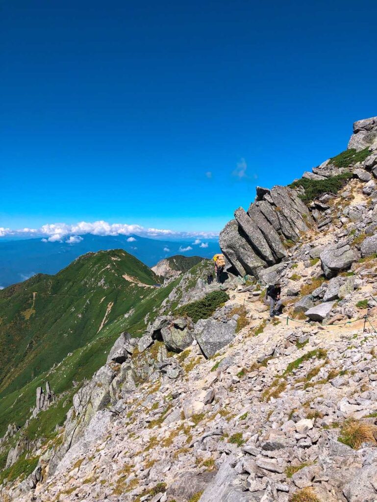 大きな荷物を運ぶ人