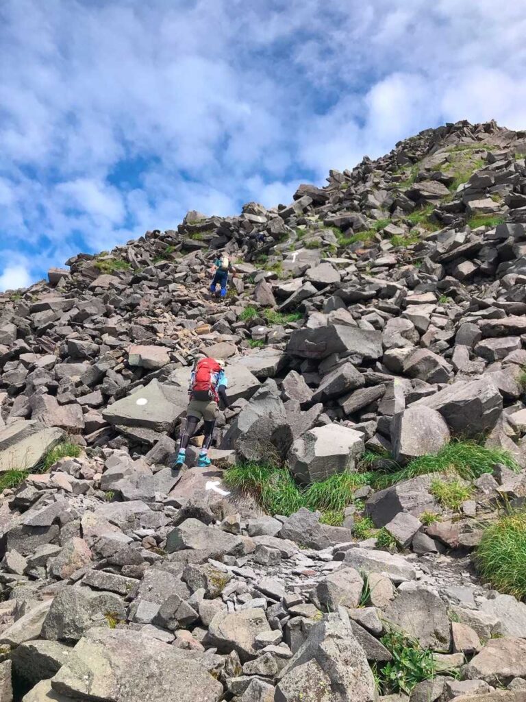 大きな岩を登る