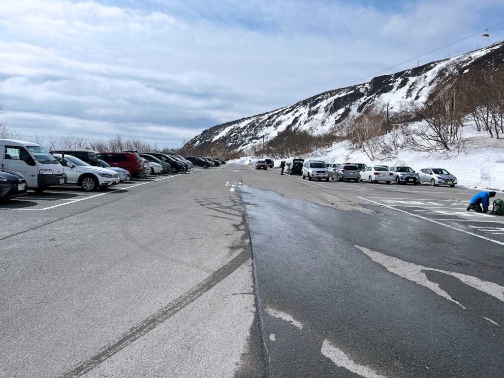 下山完了、駐車場は車が増えていた
