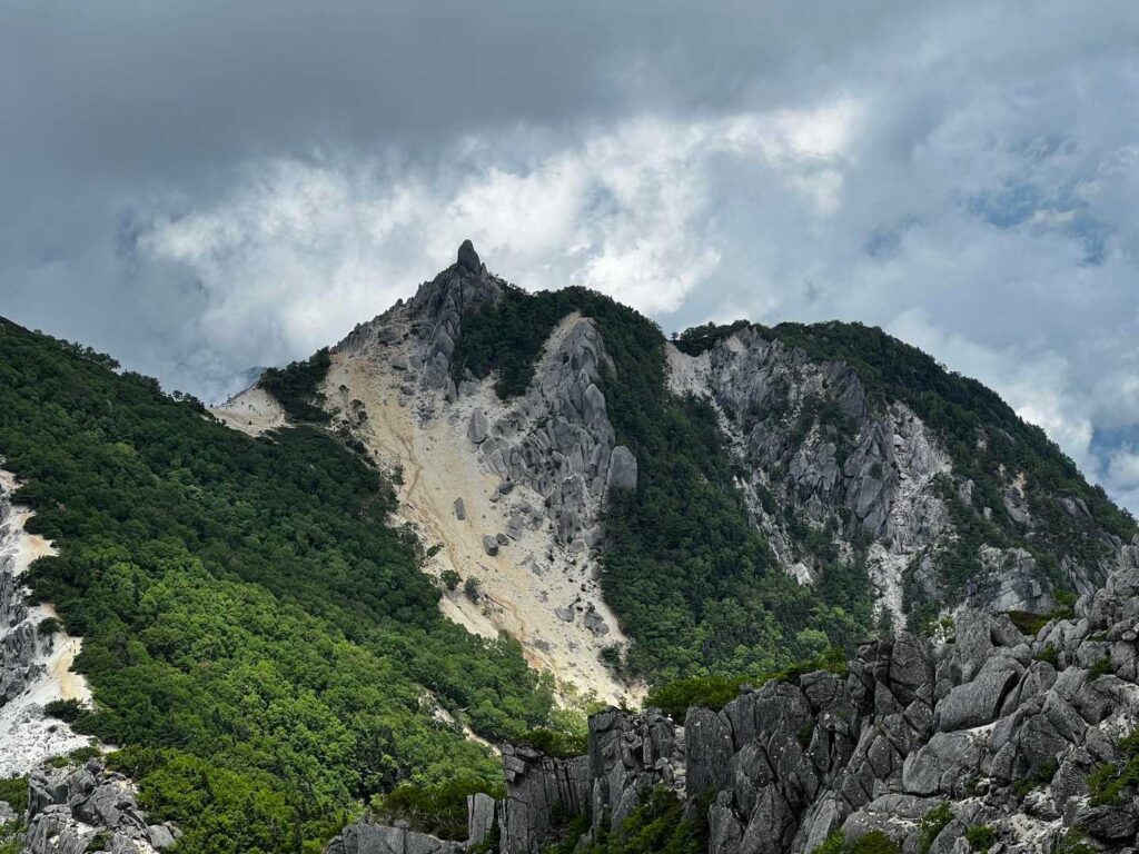 鳳凰小屋側から砂地を登る人たち