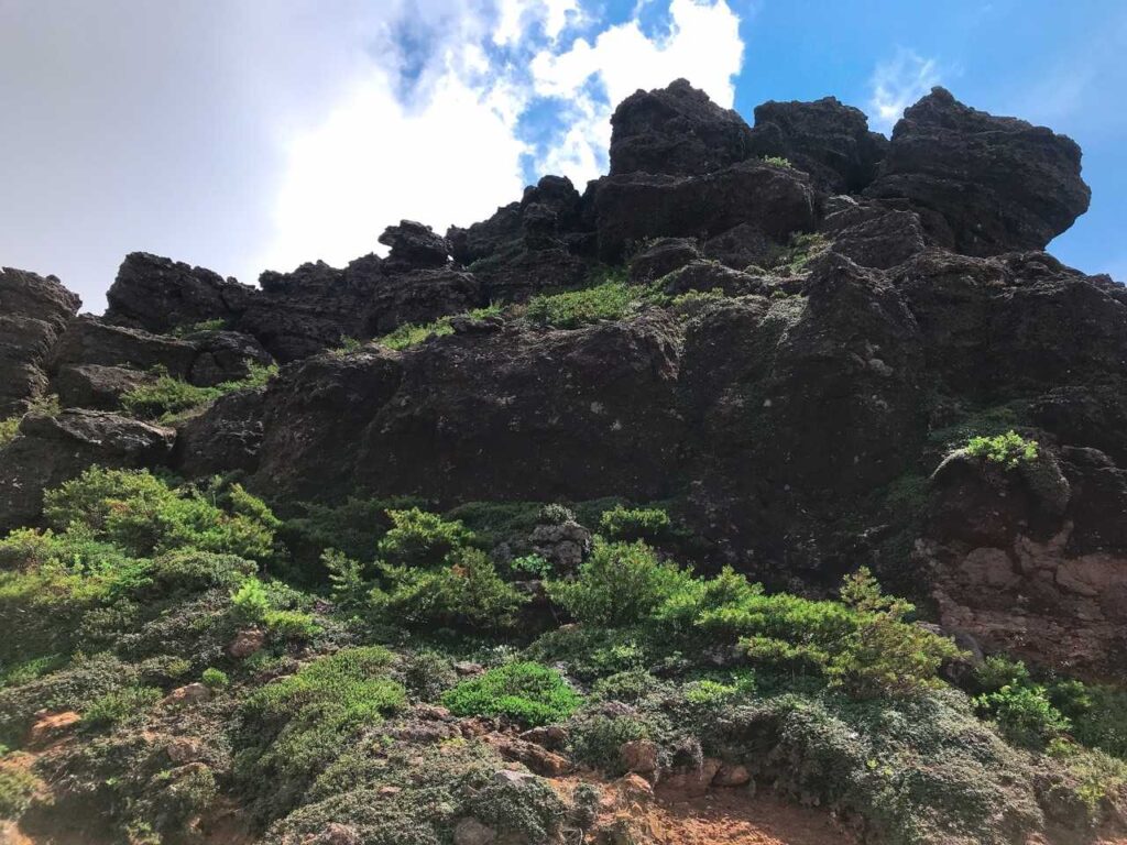 鉄山山頂付近の岩場