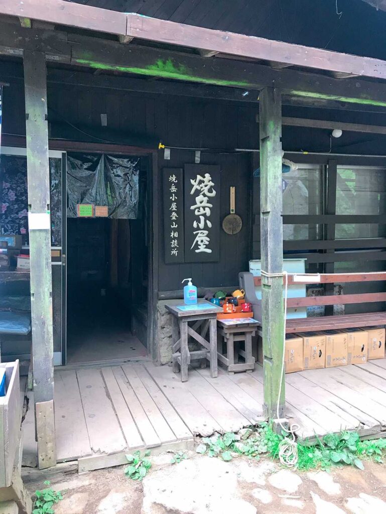 焼岳小屋でゲットした山バッジと手ぬぐい