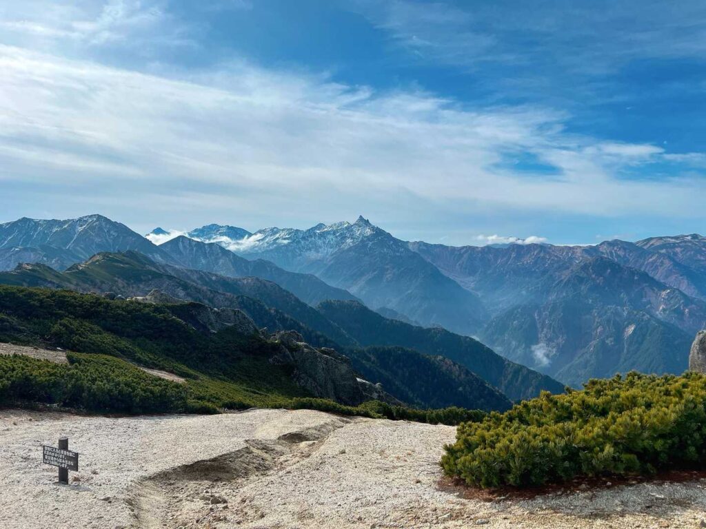 燕岳への稜線。人が少なくて贅沢な景色
