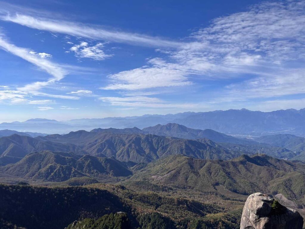 山頂からアルプス方面の展望