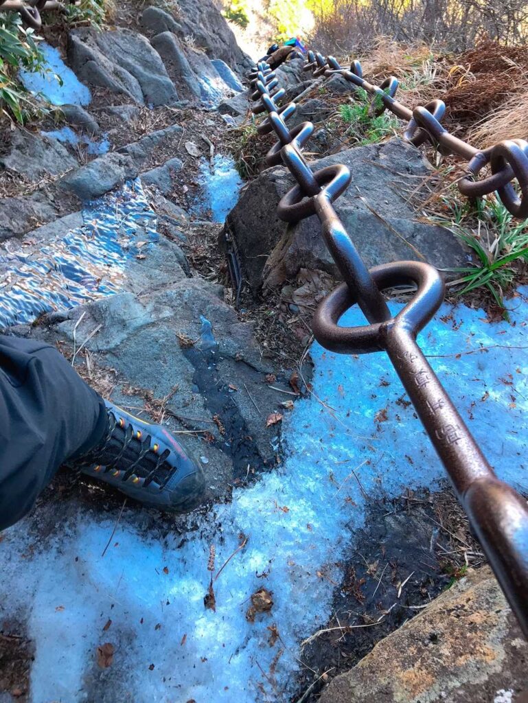 雪が残って滑りやすい