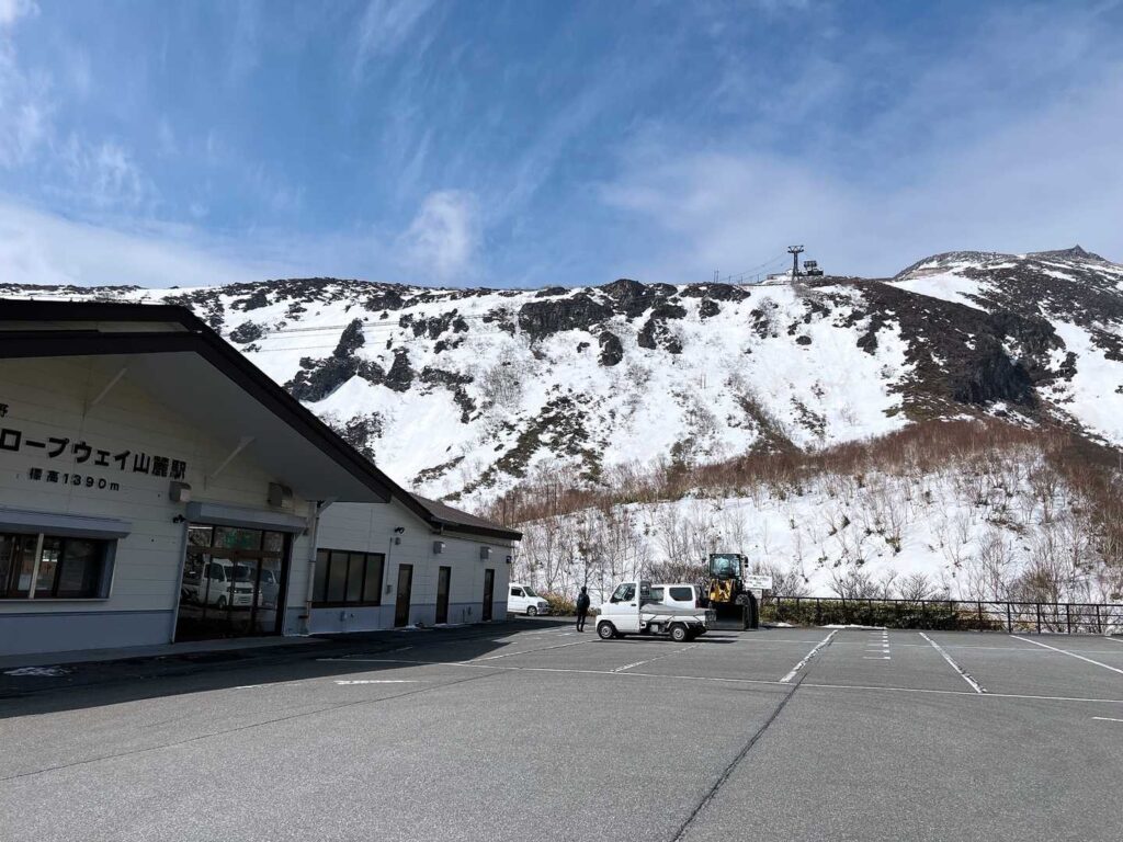 ロープウェイ乗り場で山バッジ