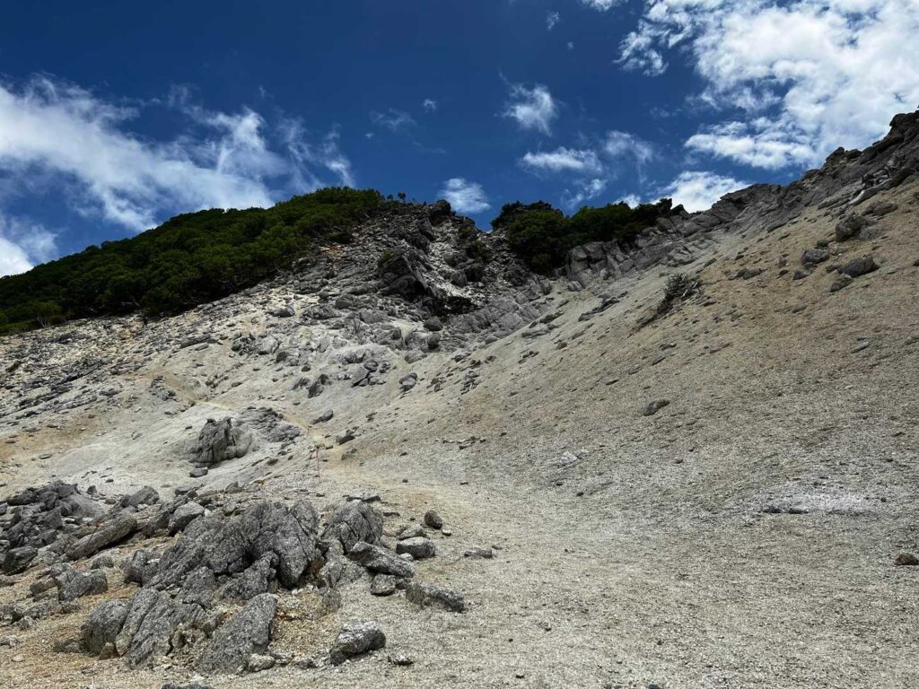 稜線から地蔵岳方面へ向かう道