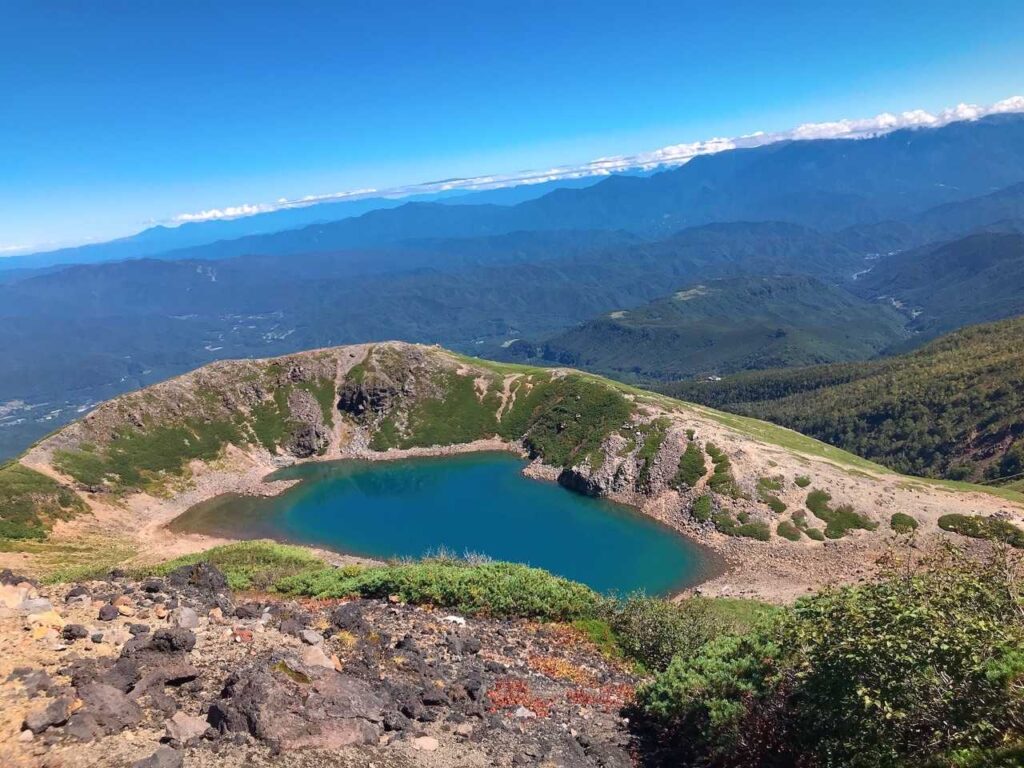 エメラルドグリーンに輝く池