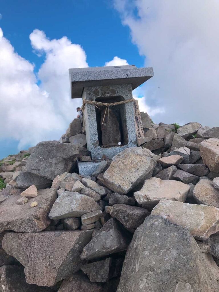 山頂の祠