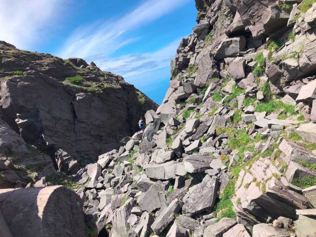 山頂から来た道を振り返る