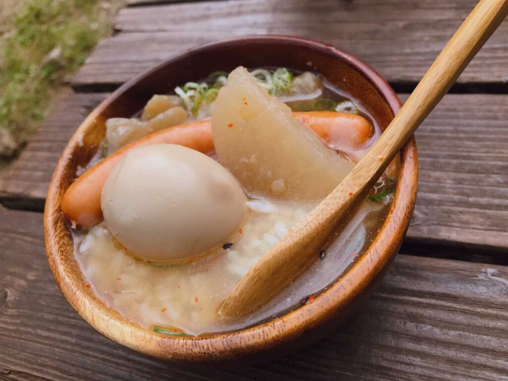 銀シャリにスジコンとおでんのスープをかけて