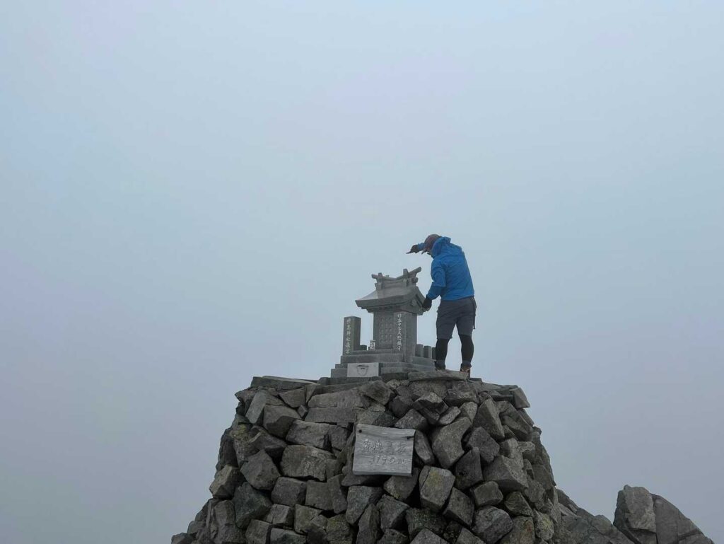 奥穂高岳山頂。なーんにも見えない