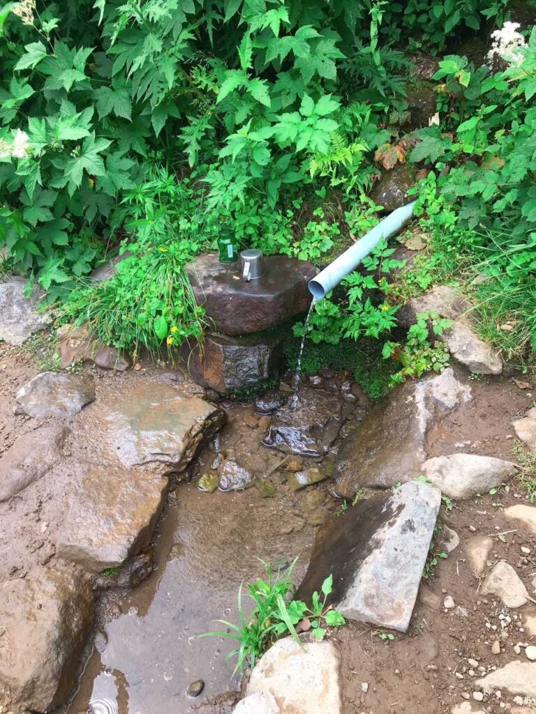 湧き水でタオルを濡らして一息