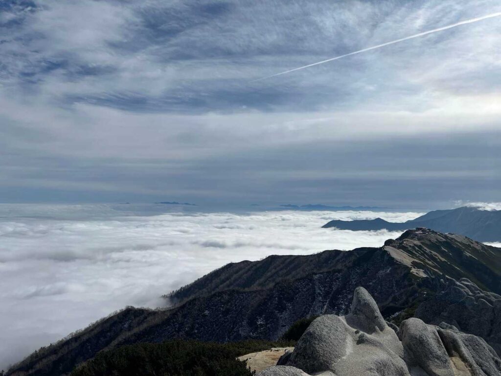 雲海と遠くに富士山