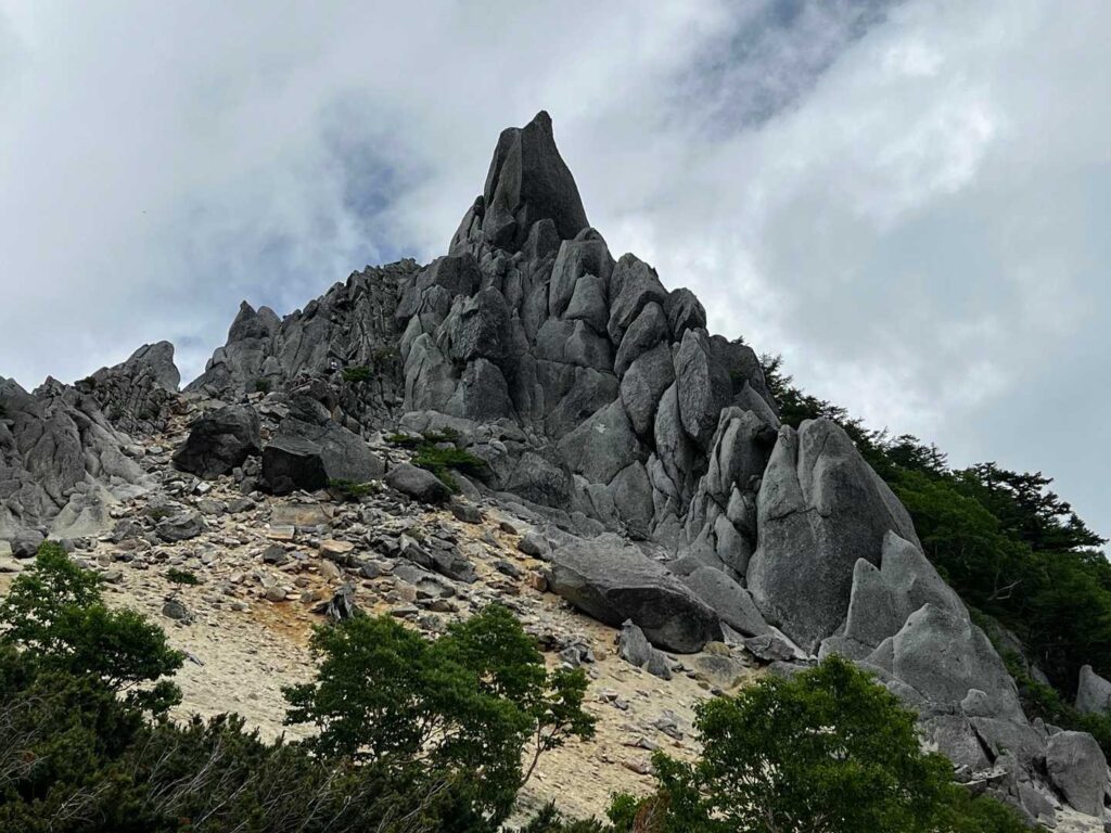 鳳凰三山のシンボル・オベリスク