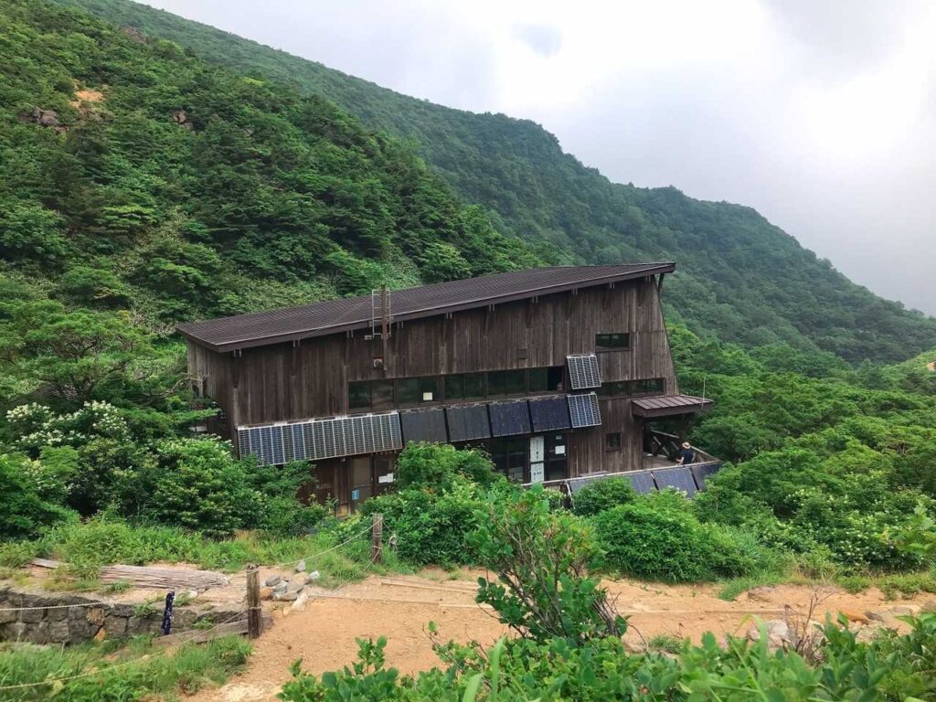 くろがね小屋が見えてきた