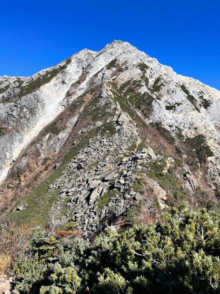 遠くから見た甲斐駒ヶ岳の花崗岩肌