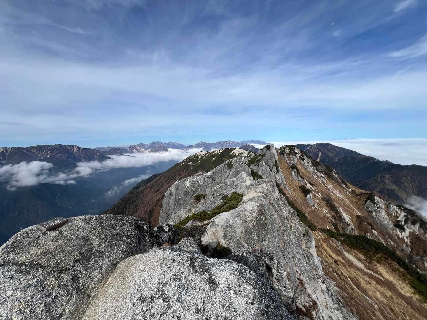 燕岳の山頂で 北燕岳の景色もいいから 行ってきなよと おばあちゃん👵に言われて北燕岳に笑