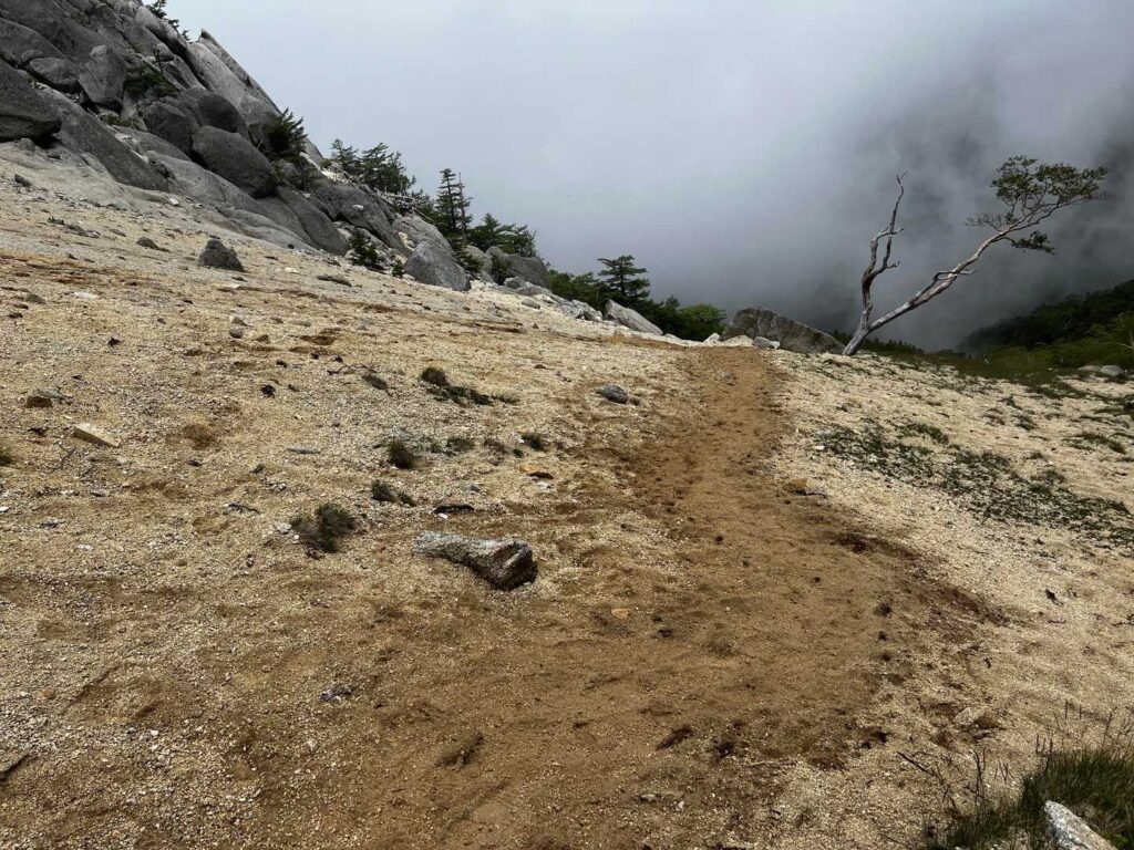 砂地の下り。滑りながら下る