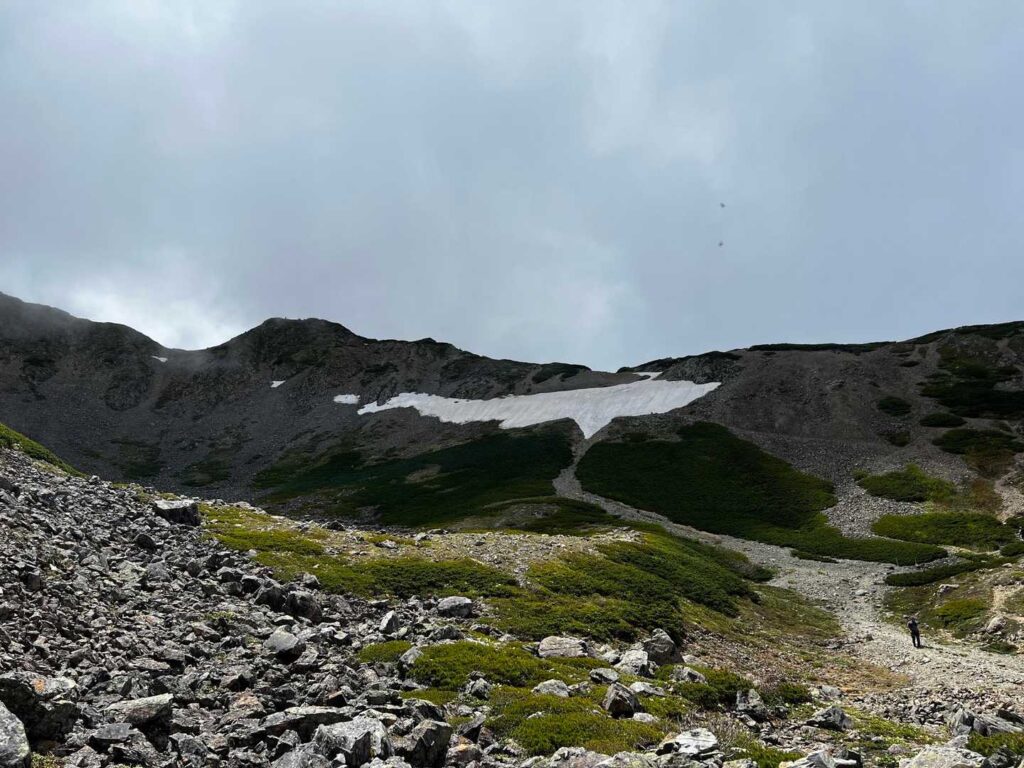 小屋から雪渓を眺める