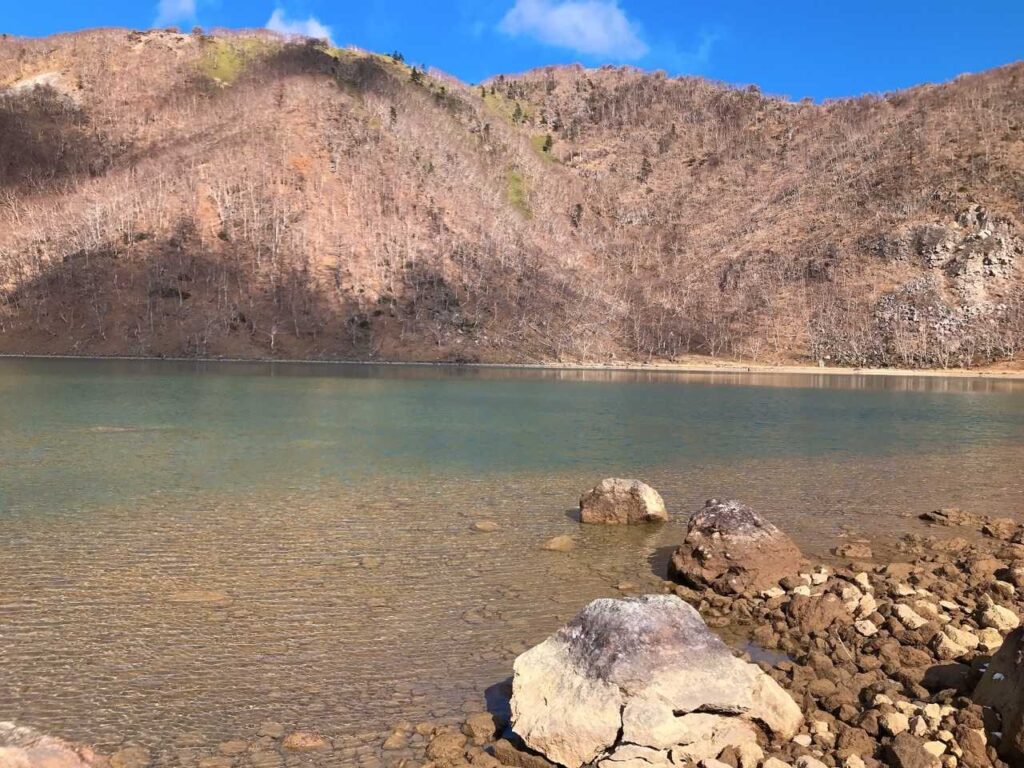 澄んだ五色沼の水面