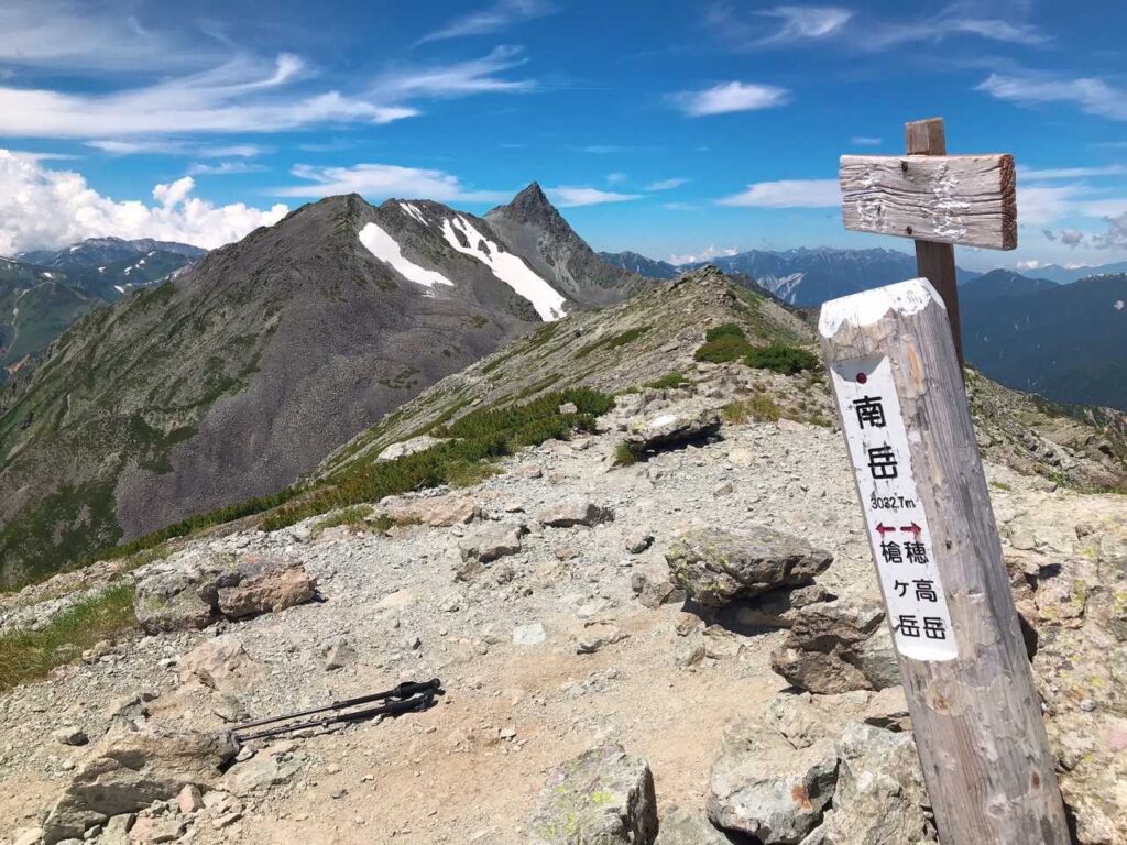 南岳山頂。ここでも槍が（笑）