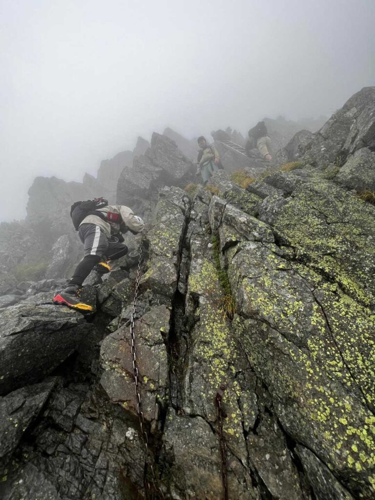 山荘への最後の降下。雨で滑る
