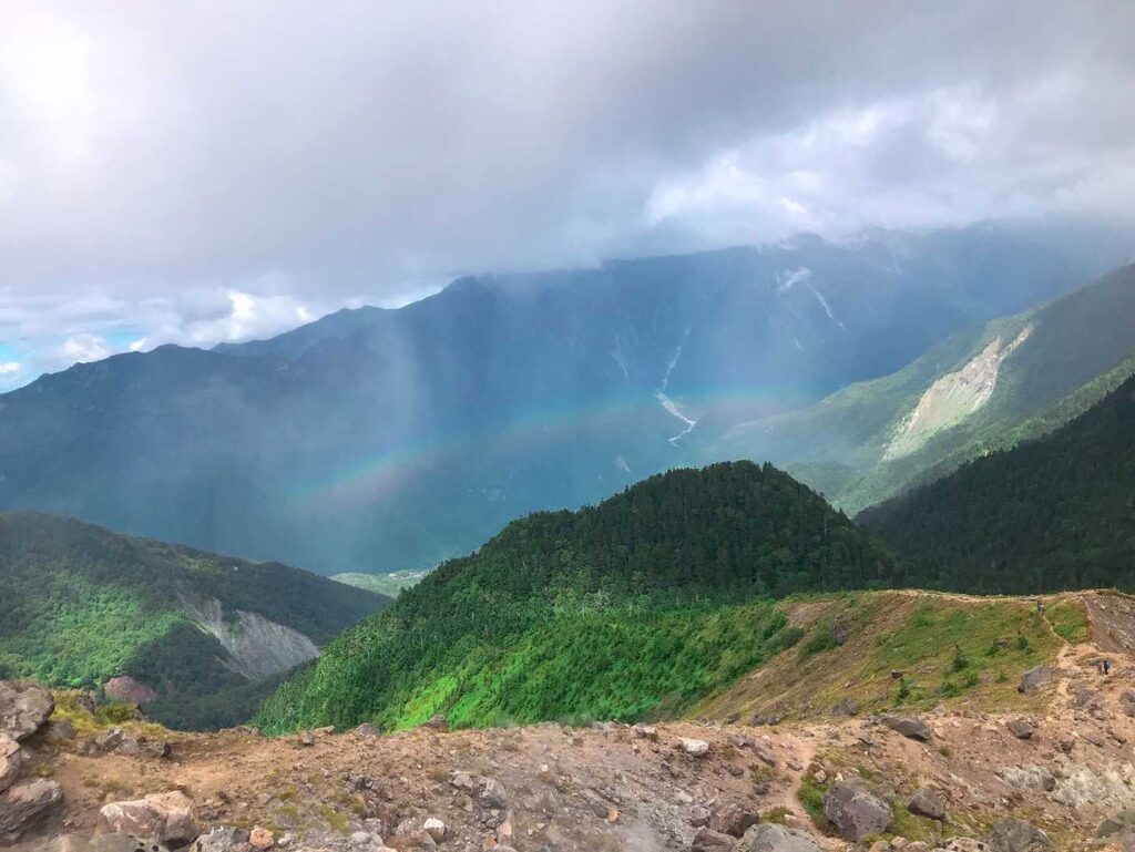 うっすらと虹が