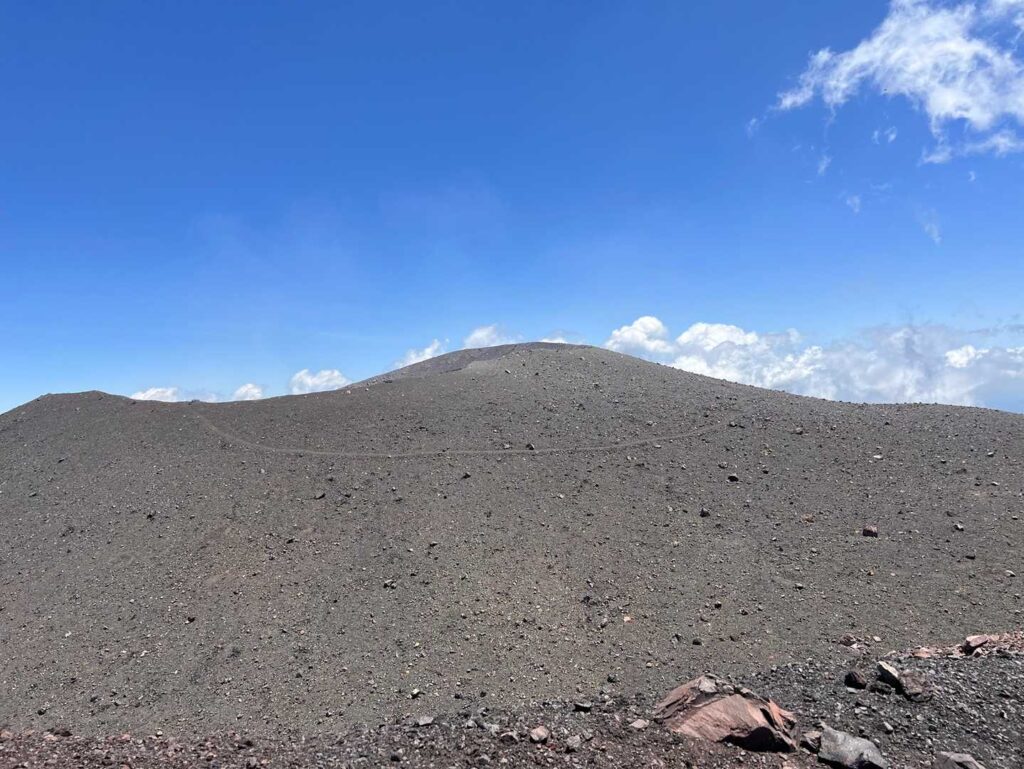 前掛山から見る浅間山の本峰