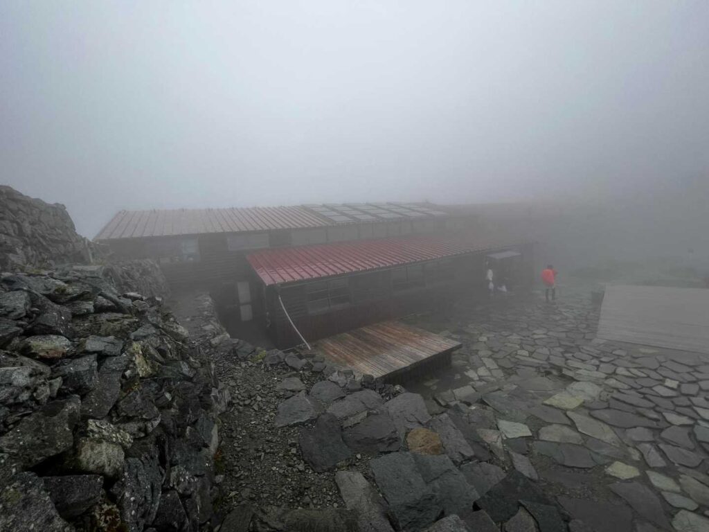 穂高岳山荘に到着。安堵