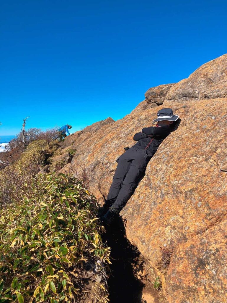 天狗岳の岩の上でポーズ