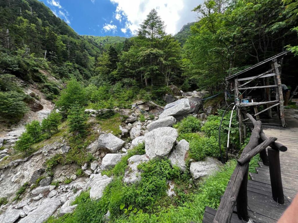 小屋の横の沢と水場
