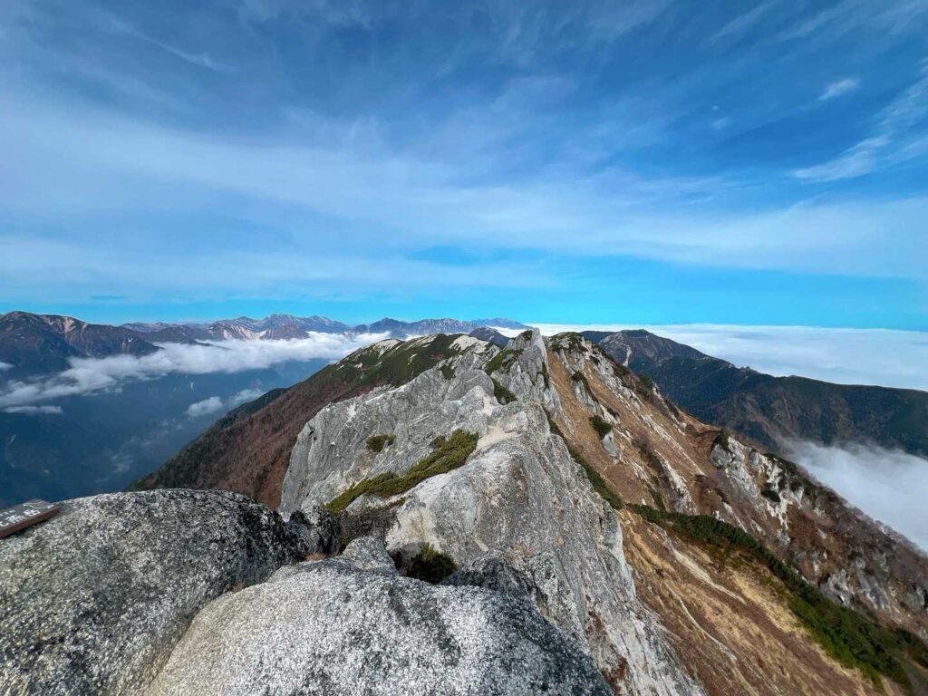 この先の稜線。いつか歩きたい