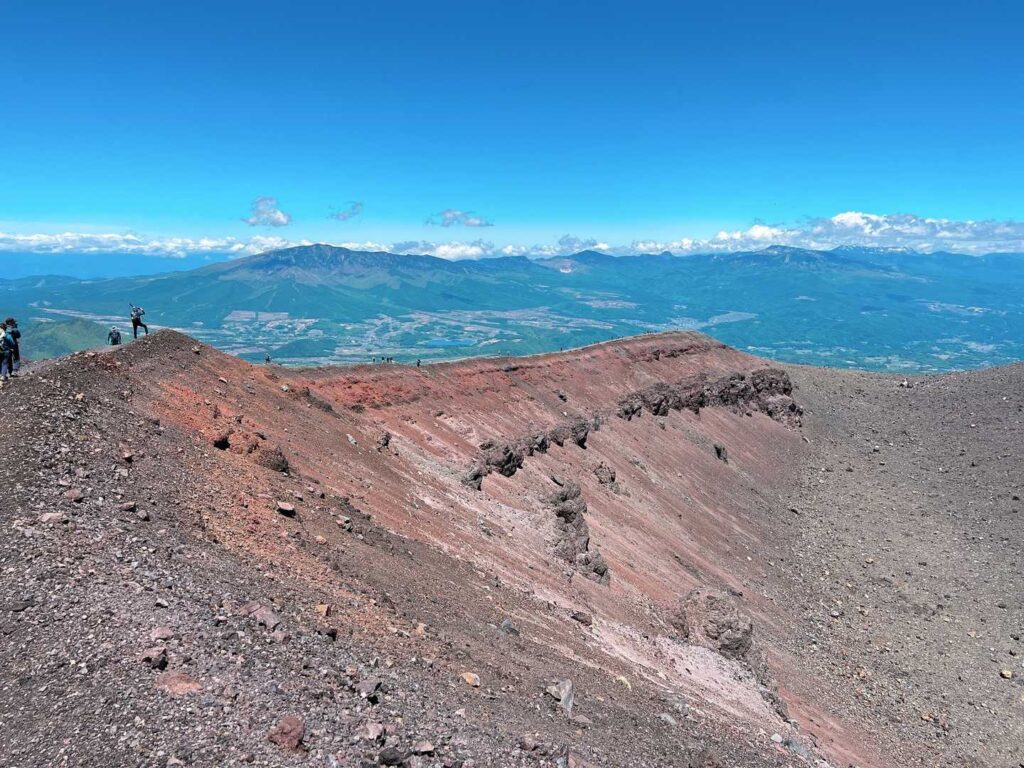 噴火口付近の荒々しい山肌