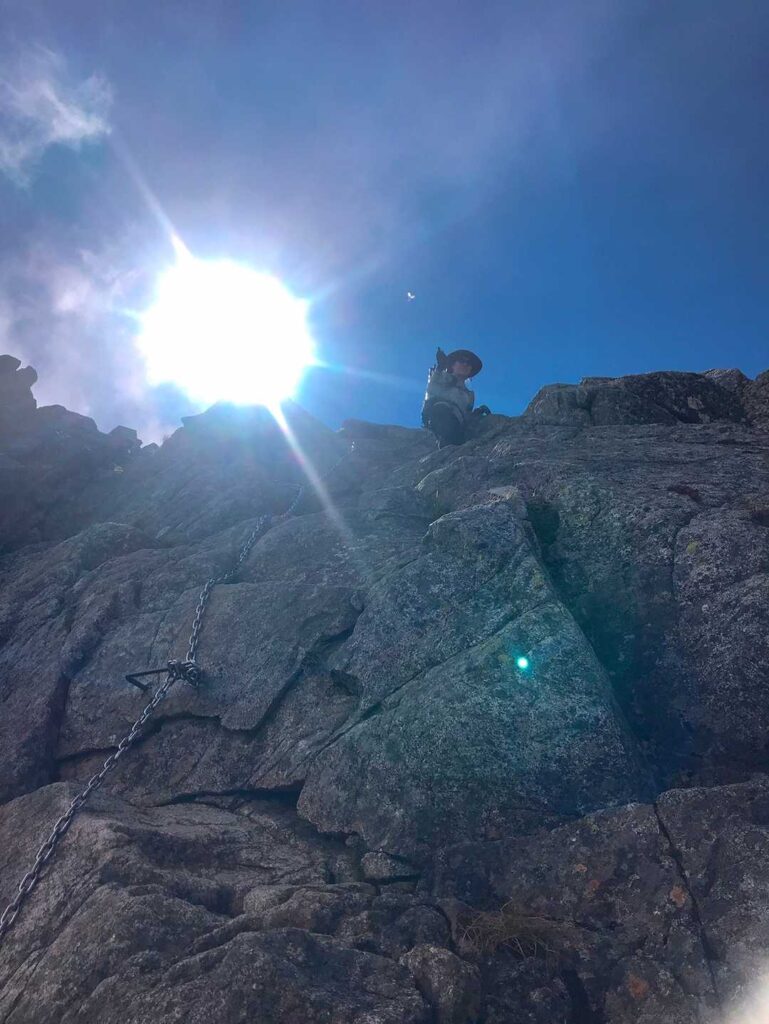 下から見上げる岩場